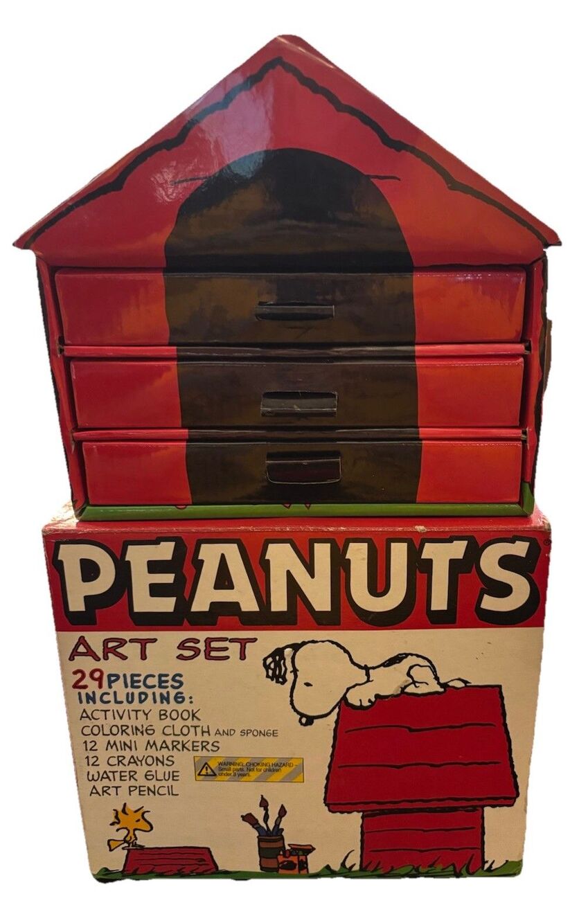 Vintage Peanuts Art Set 29 Pieces Snoopy Dog House Box Charlie Brown Peanuts